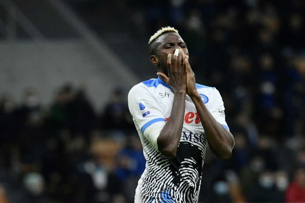 Osimhen se lesionou gravemente após choque com Skriniar. AFP