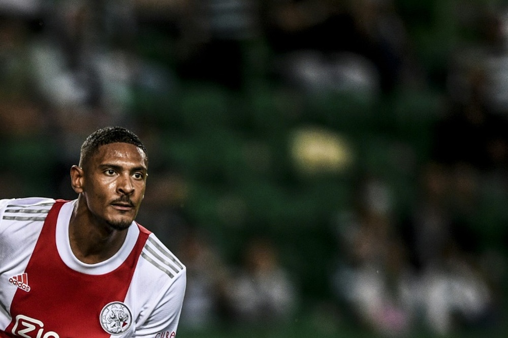 Sébastien Haller, do Ajax, pode chegar no Borussia Dortmund. AFP