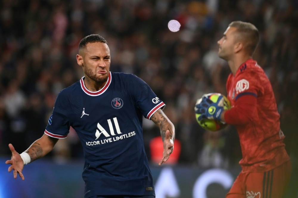 Neymar ligou para Leonardo para acalmar as coisas sobre seu futuro. AFP