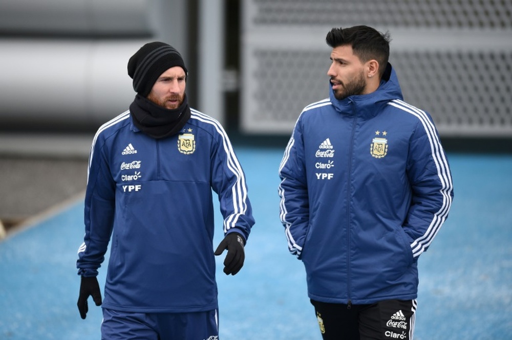 Agüero em choque com a saída de Messi.AFP