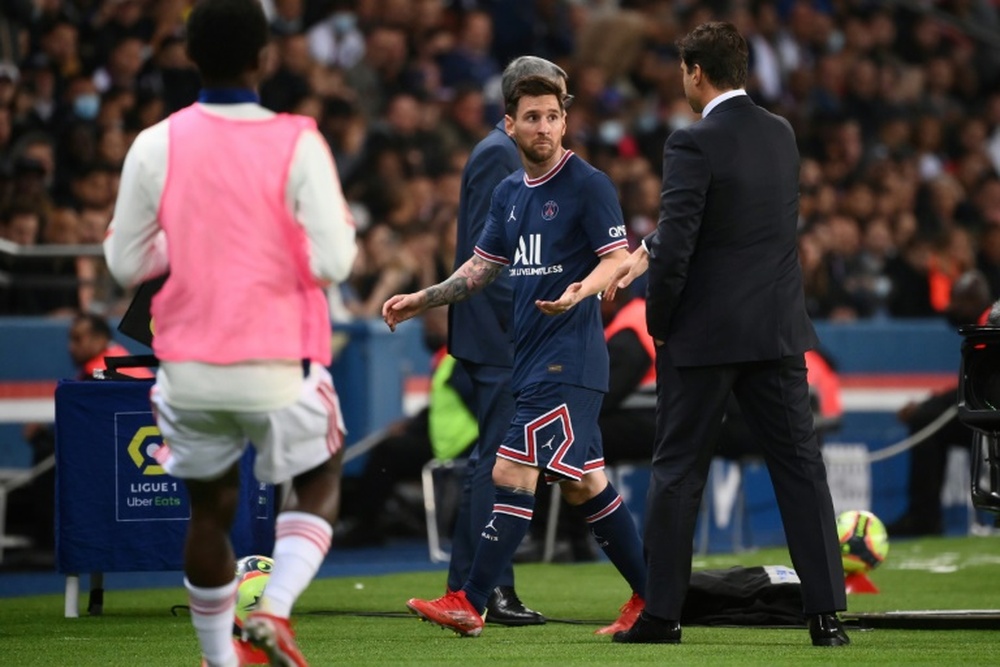 L'avvertimento dei familiari dello sceicco a Pochettino per aver mandato in panchina Messi. AFP