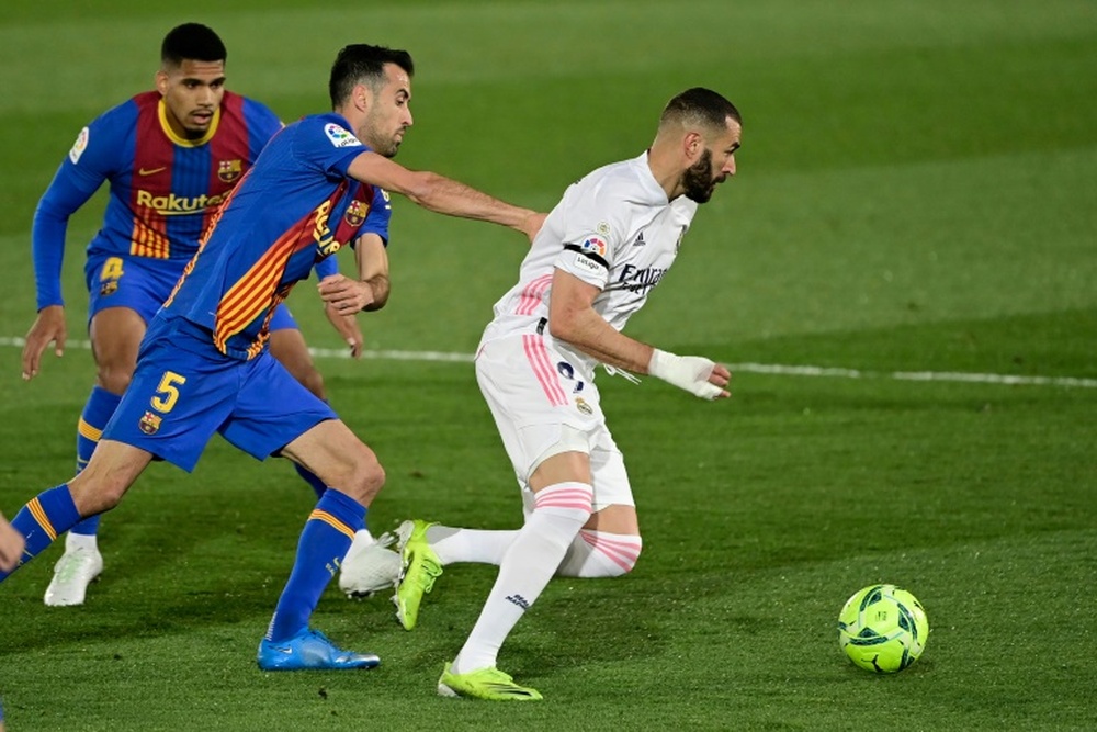 Confira as prováveis escalações do jogaço entre Barça e Real Madrid. AFP
