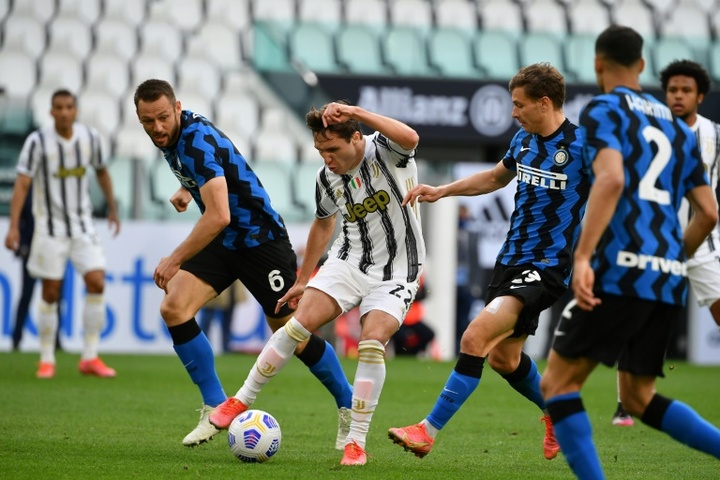L'attaquant italien de la Juventus défie le défenseur néerlandais de l'Inter Milan. EFE