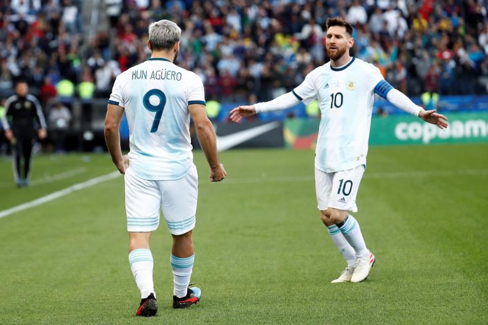 Agüero reconoció que llegó al Barça con la expectativa de jugar con Leo. EFE