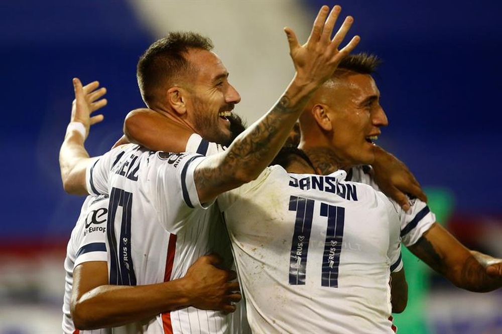 Vélez sigue con la flecha hacia arriba. EFE
