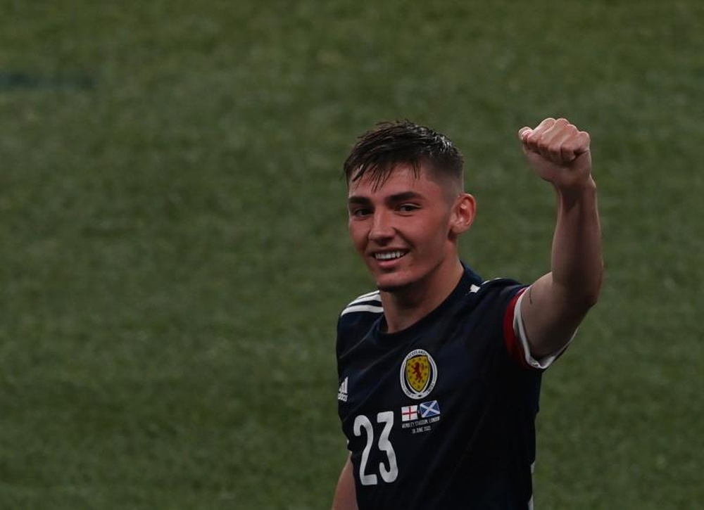 Chelsea are thinking of ending Billy Gilmour's loan spell early. EFE