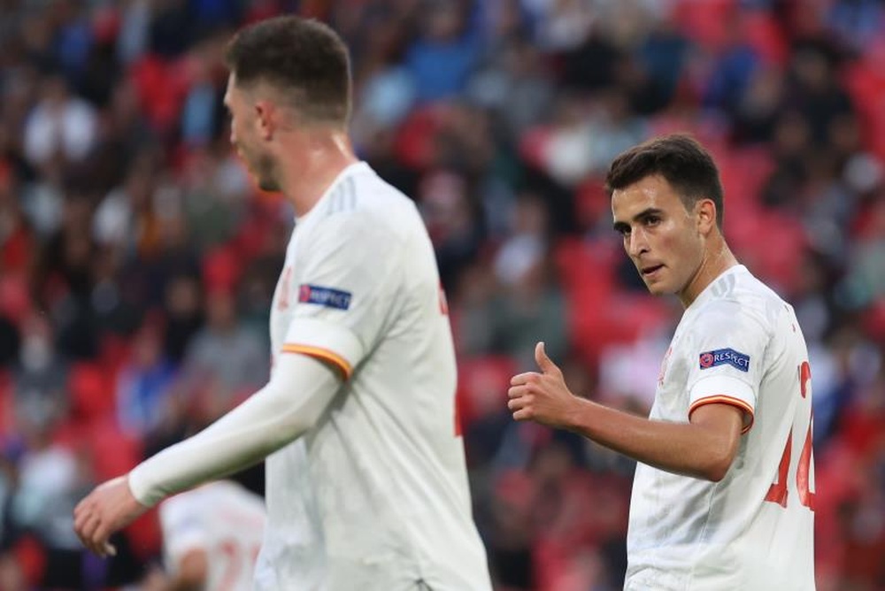 El defensa de la selección española Éric García (d). EFE