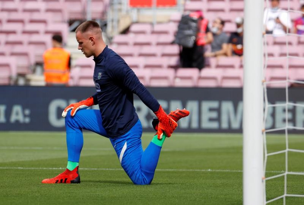 El guardameta del Barcelona Marc-André ter Stegen calienta antes del comienzo. EFE