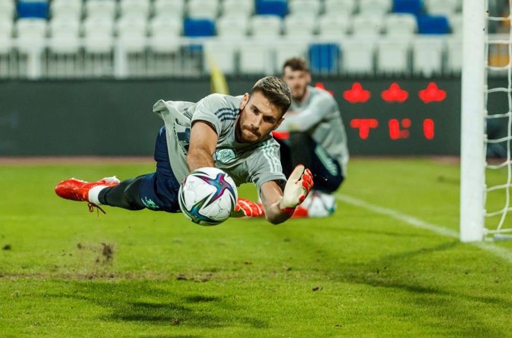 El portero de la selección española Unai Simón participa en el entrenamiento de este martes. EFE