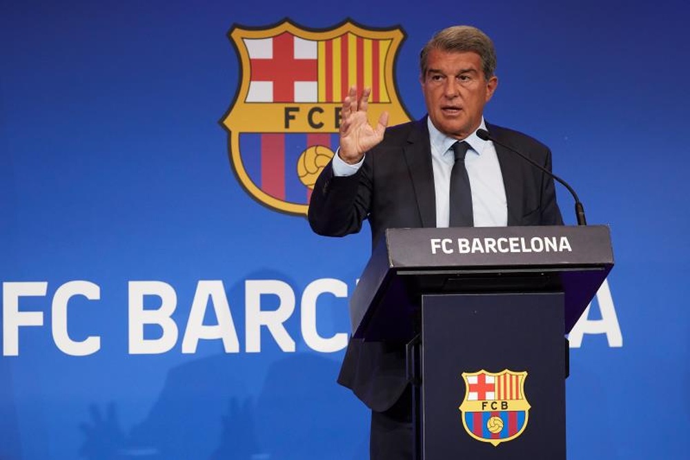 Laporta reforça a área de marca do Barcelona. EFE/Alejandro García