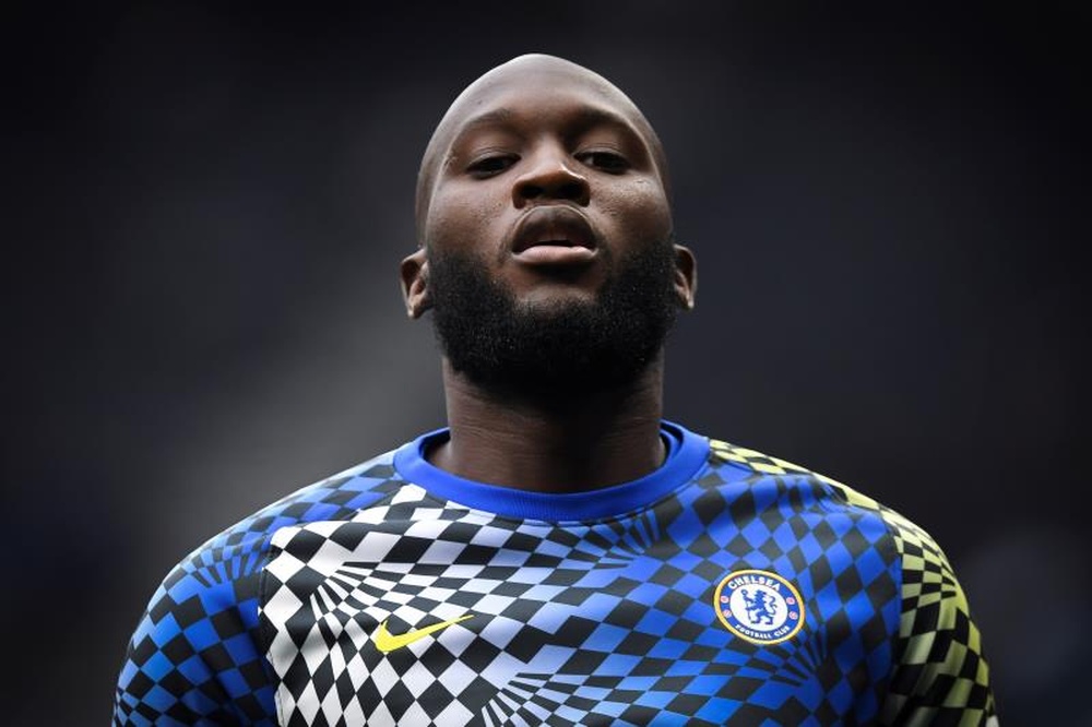 Lukaku difende Marcos Alonso. EFE