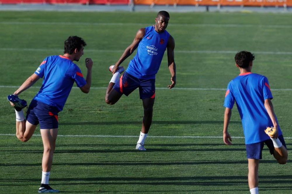 El centrocampista francés del Atlético de Madrid Geoffrey Kondogbia durante un entrenamiento. EFE