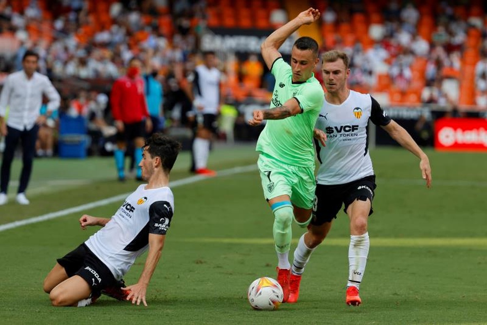 La fe del Valencia se aprovecha del divorcio entre el Athletic y el añadido. EFE