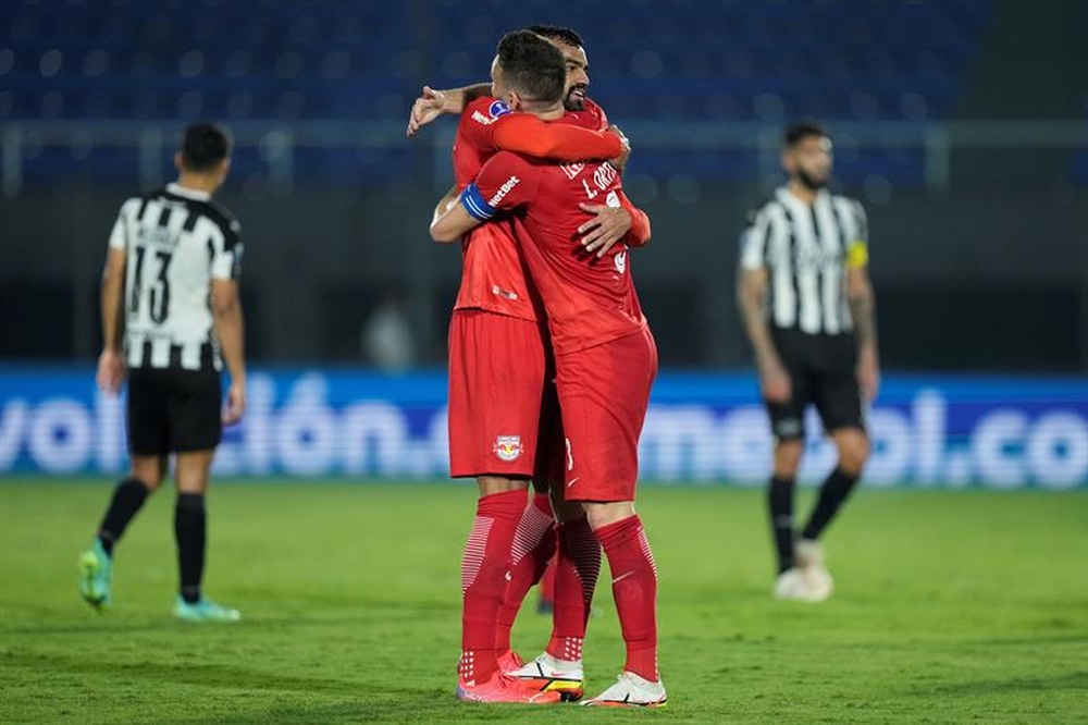 Bragantino sigue mirando hacia arriba. EFE