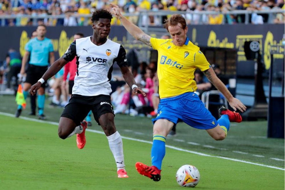 El centrocampista del Cádiz CF Álex Fernández (d) juega un balón ante Yunus Musah. EFE