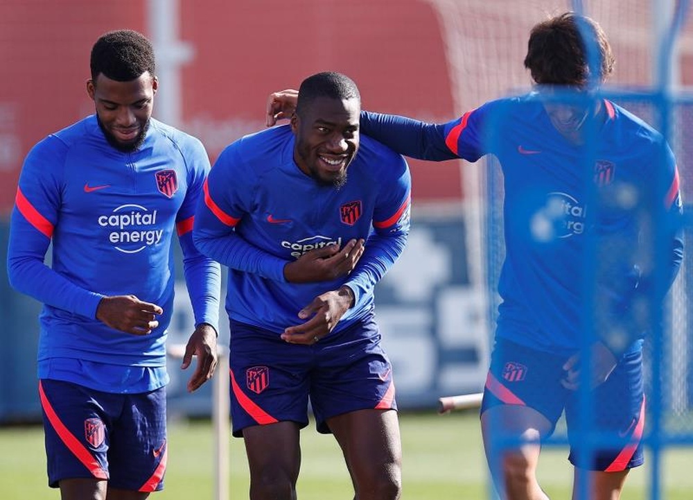 Los jugdores del Atlético de Madrid, Lemar, Kondogbia y Joao durante el entrenamiento. AFP