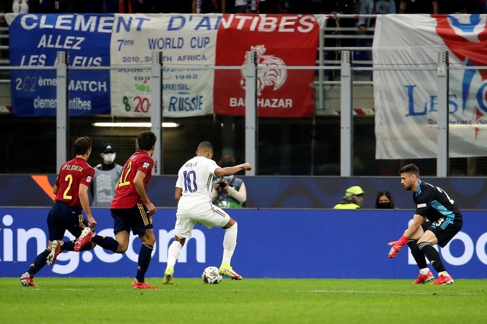 Ex-juiz de futebol falou sobre o polêmico gol de Mbappé. EFE/EPA/MATTEO BAZZI