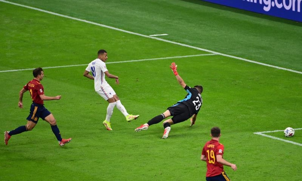 UEFA estuda mudar a norma que validou o golo de Mbappé.EFE