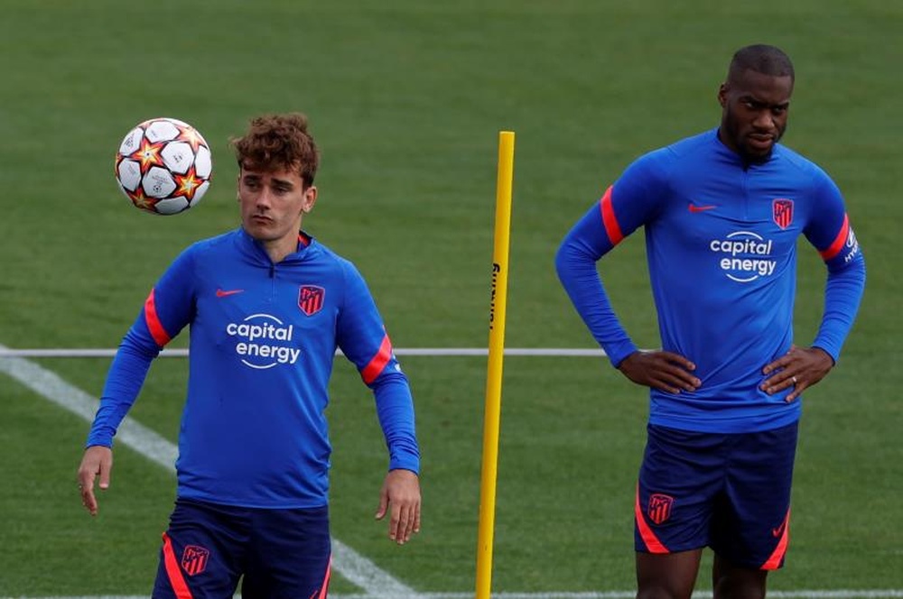 Le formazioni ufficiali di Atletico Madrid-Liverpool. EFE