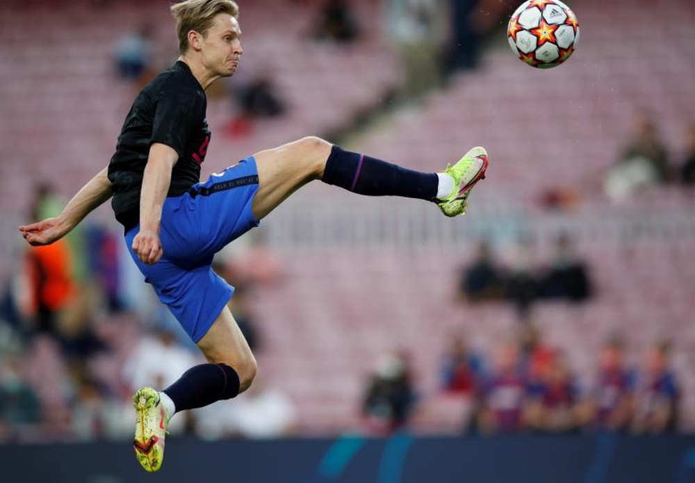 De Jong entusiasmado com Xavi no banco.EFE