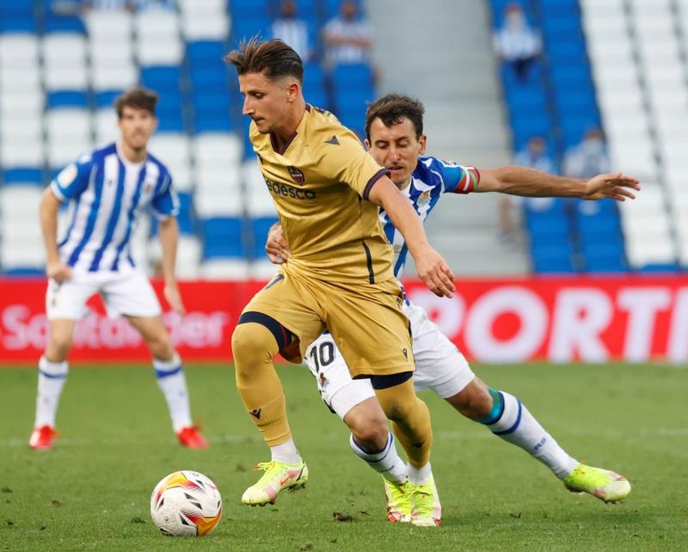 El centrocampista macedonio del Levante Enis Bardhi (i), durante un partido. EFE