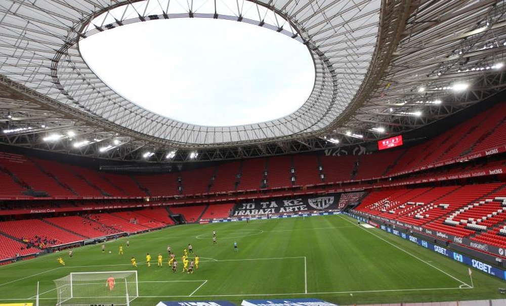 Jugadores de Athletic Club y Cádiz, durante un encuentro en una imagen de archivo. EFE