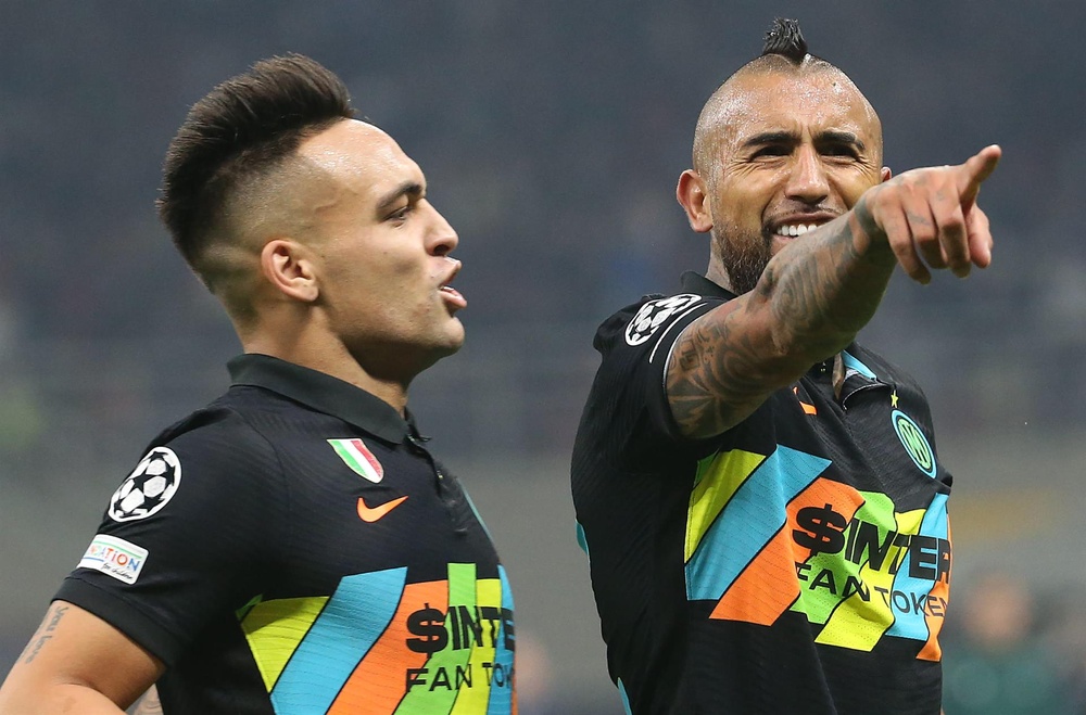 Arturo Vidal (d) y Lautaro Martínez (i), jugadores del Inter, en una fotografía de archivo. EFE
