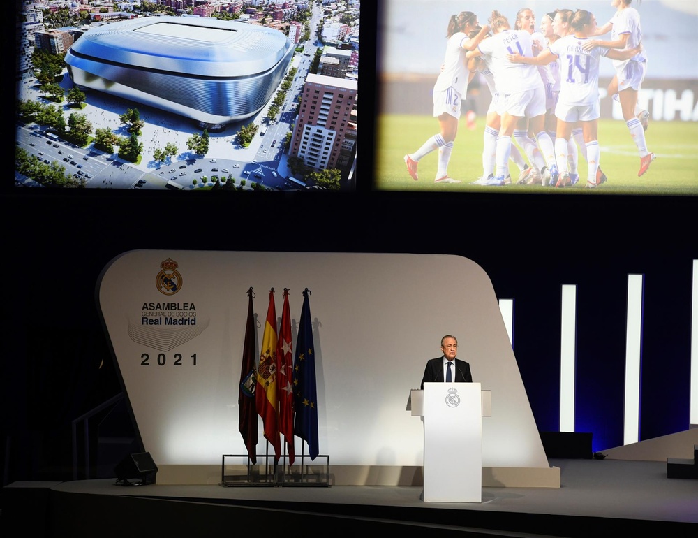 Florentino Pérez tient son discours pendant l'assemblée général des socios du club madrilène. EFE
