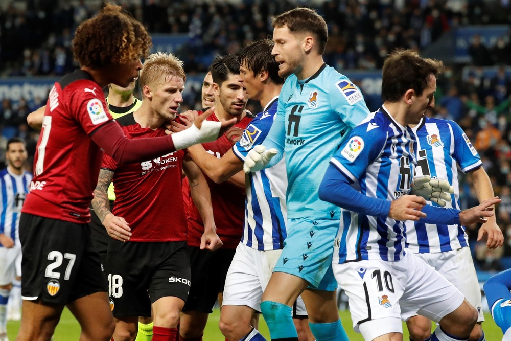 Los jugadores de la Real Sociedad se encaran con los jugadores del Valencia CF. EFE
