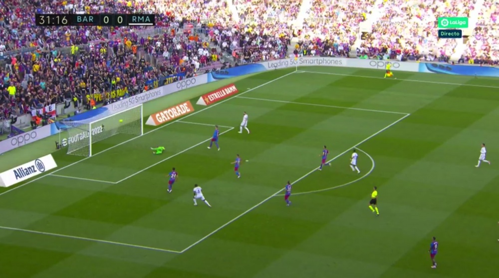 Real Madrid abre o placar com um chutaço de Alaba. Captura/MovistarLaLiga