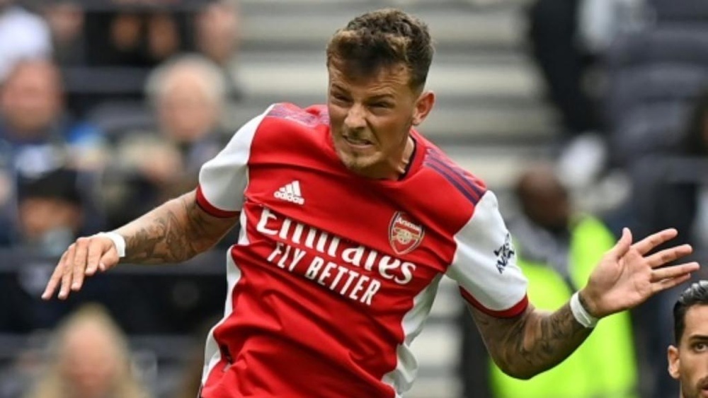 Gallas no entiende que el Arsenal gastara más de 58 millones en Ben White. AFP