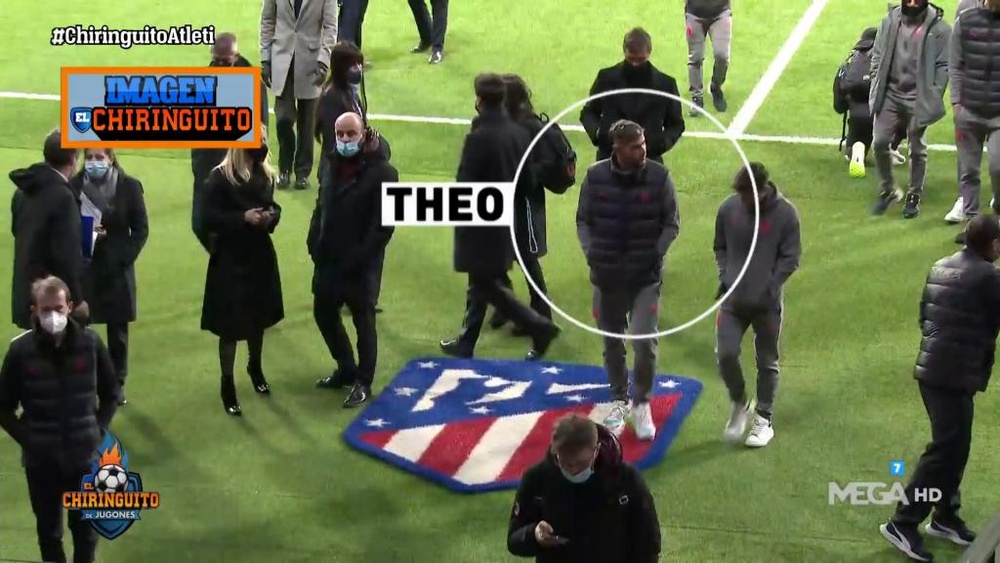 Theo Hernández pisa no escudo do Atlético de Madrid. Twitter/elchiringuitotv