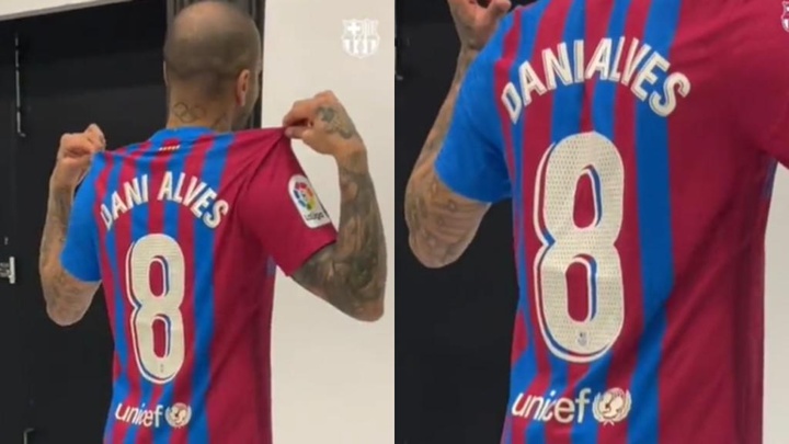 Dani Alves é o novo número 8 do Barça. Captura/FCBarcelona_es