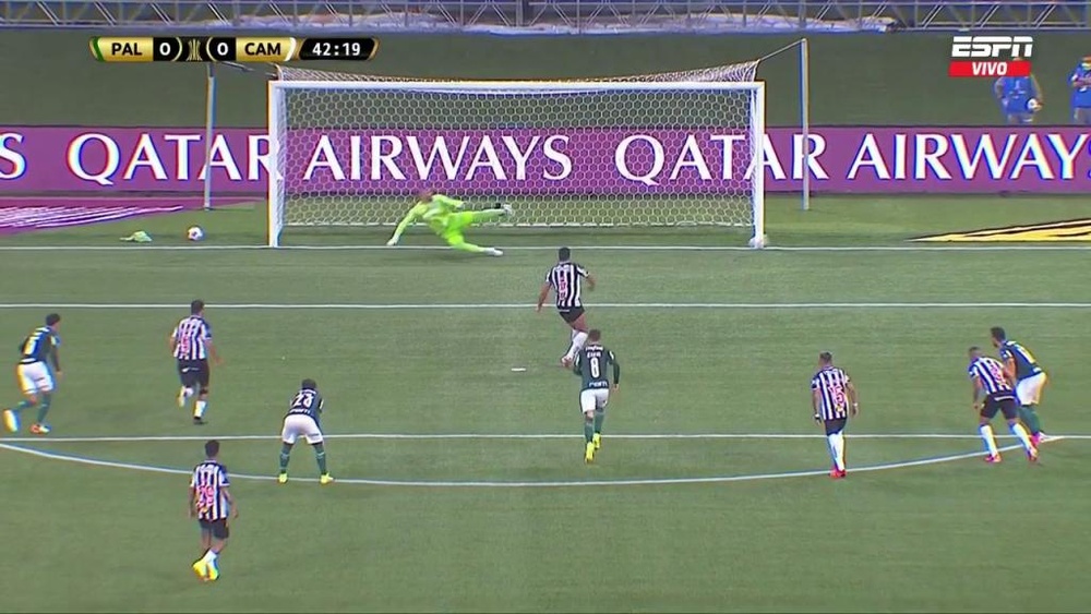 Hulk quiso asegurar el penalti y el palo le negó el gol. Captura/ESPN