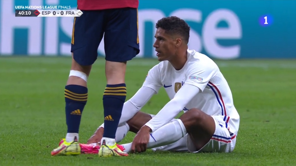 Varane deixa o campo lesionado. Captura/RTVE1