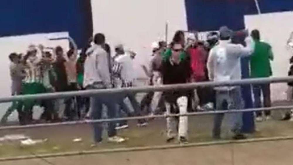Bochornoso: ¡los aficionados de Nacional agredieron a los de DIM! Twitter/sindicatoco
