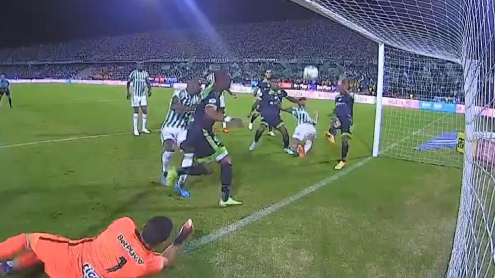 ¡Camacho falló bajo palos un gol en el que solo tenía que empujar! Captura/WinSports