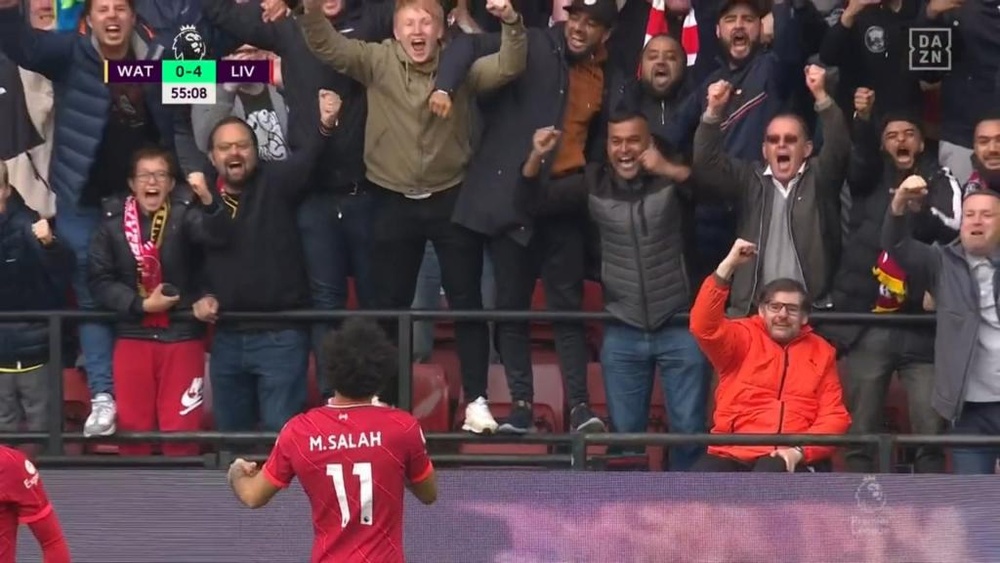 celebración de Mohamed Salah de su gol al Watford con los aficionados del Liverpool. Captura/DAZN