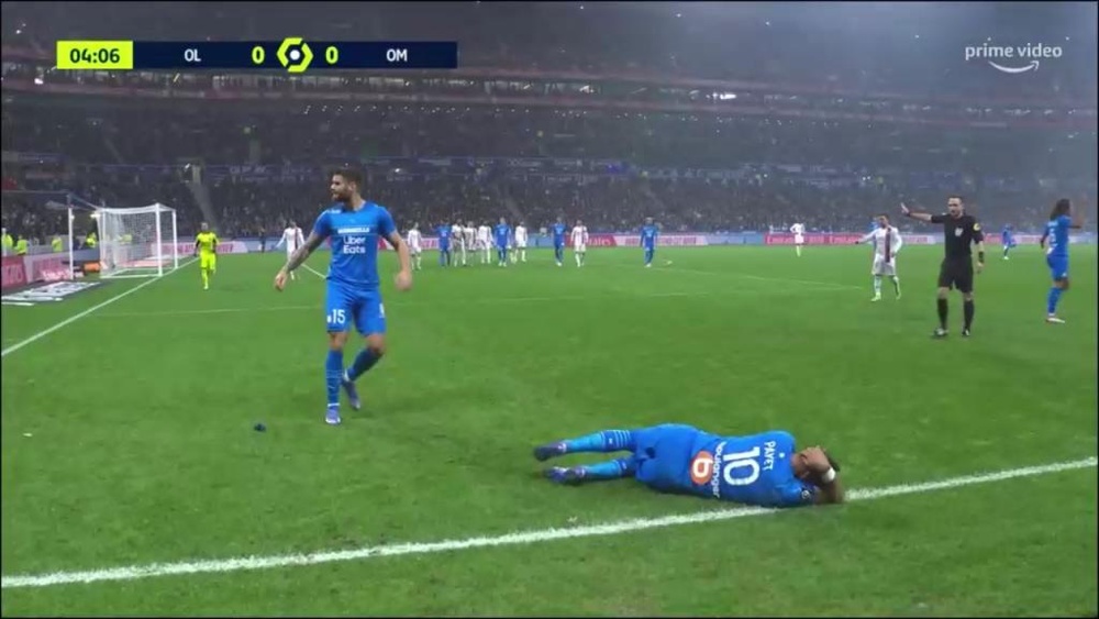 Clamoroso in Ligue 1: bottiglia in testa a Payet. AmazonPrime