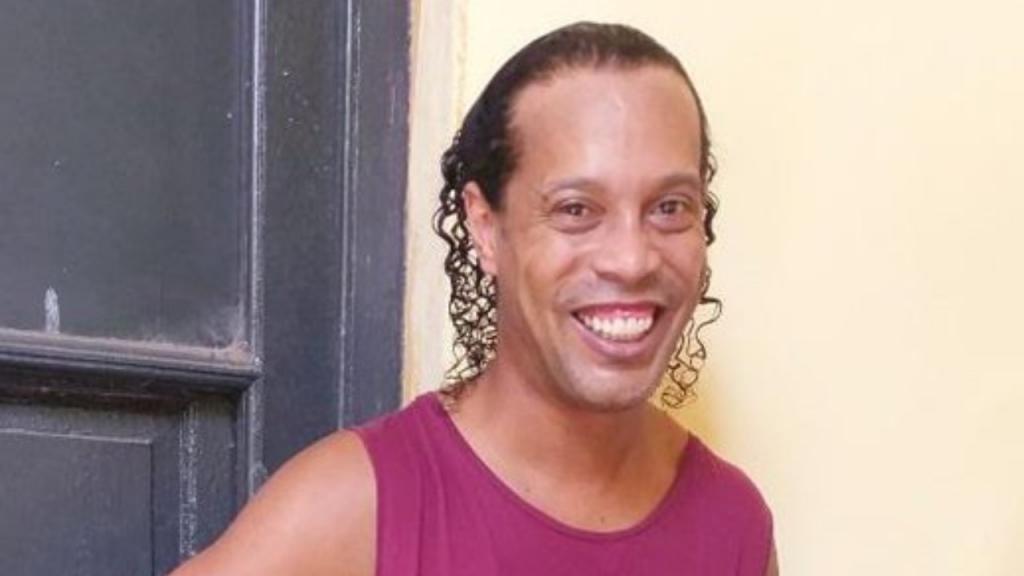 A primeira foto de Ronaldinho na prisão