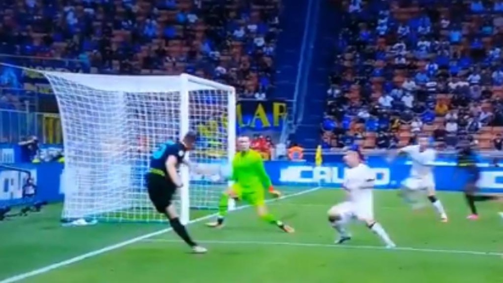 Edin Dzeko metió dos goles en cinco minutos. Captura/Dazn