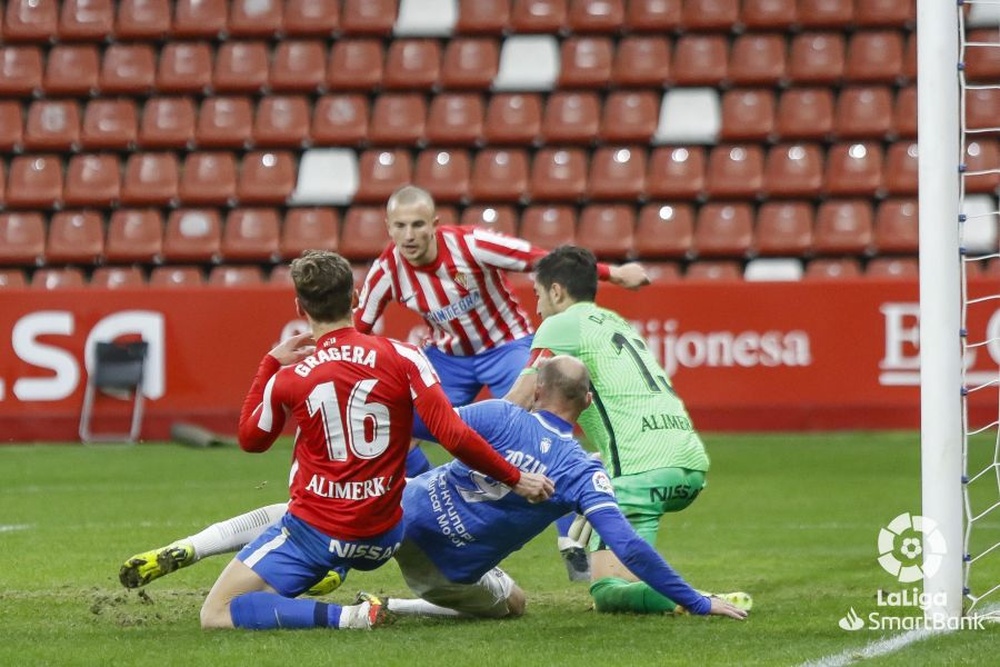 El Sporting y el Fuenla empatan en el duelo de la desconfianza. LaLiga