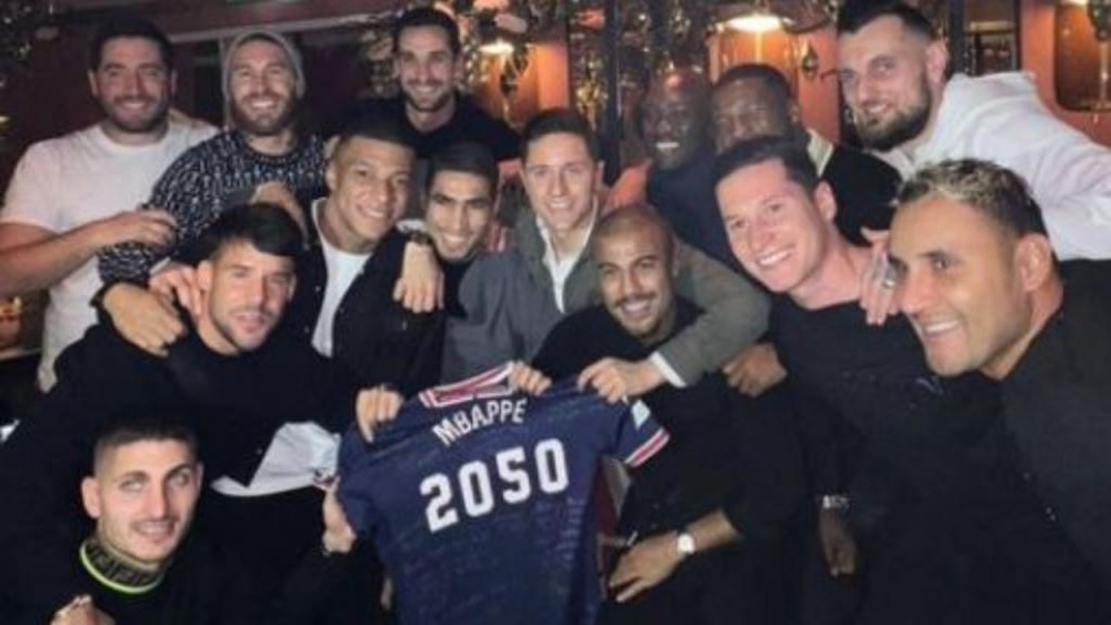 Los jugadores del PSG bromearon con la continuidad de Mbappé. Instagram/juanbernat