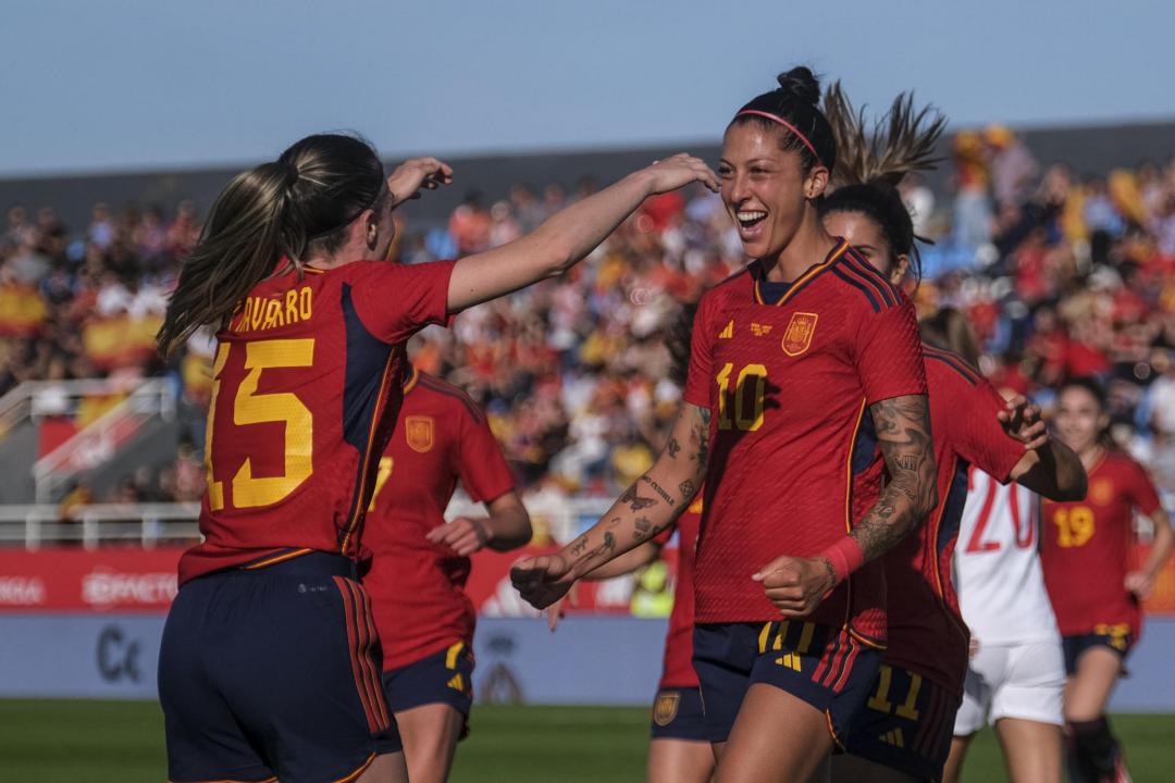 Jenni Hermoso Y Salma Paralluelo Montan Una Fiesta Roja En Ibiza