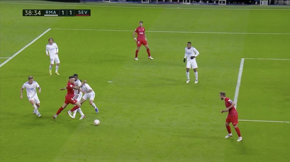 Lucas Ocampos a été bousculé dans la surface par David Alaba. Capture/MovistarLaLiga