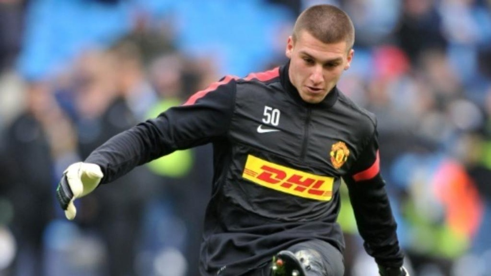 Sam Johnstone, calentando justo antes de un partido del Manchester United en 2012. AFP