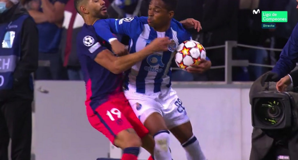 ï»¿Porto embarrassment:  crimson cards and a big brawl among the benches!