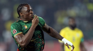 Etta Eyong sirve la primera