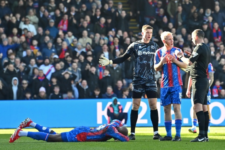 El guardameta de la patada a Mateta recibió un minuto de aplausos en el Millwall-Bristol