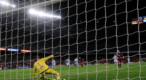 La peor imitación posible del penalti de Messi y Suárez